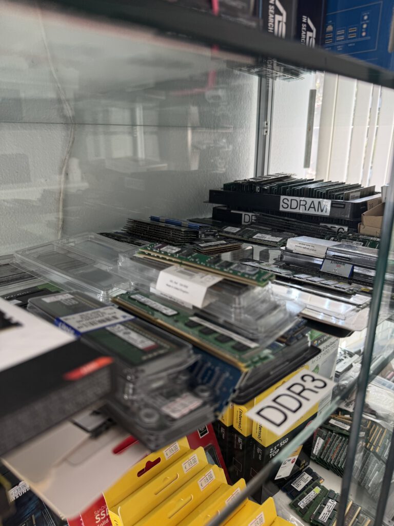 Arbeitsspeicher und Computerkomponenten in der Vitrine eines PC-Shops bei Landshut