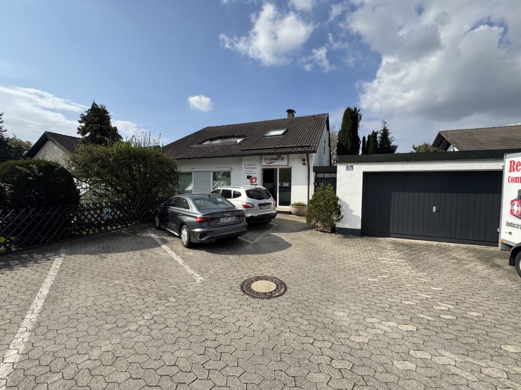 Außenansicht des Computerladens mit Parkplätzen in Ergolding bei Landshut