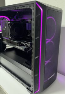 Custom Gaming-PC mit RGB-Beleuchtung und GeForce RTX Grafikkarte im Computerladen bei Landshut
