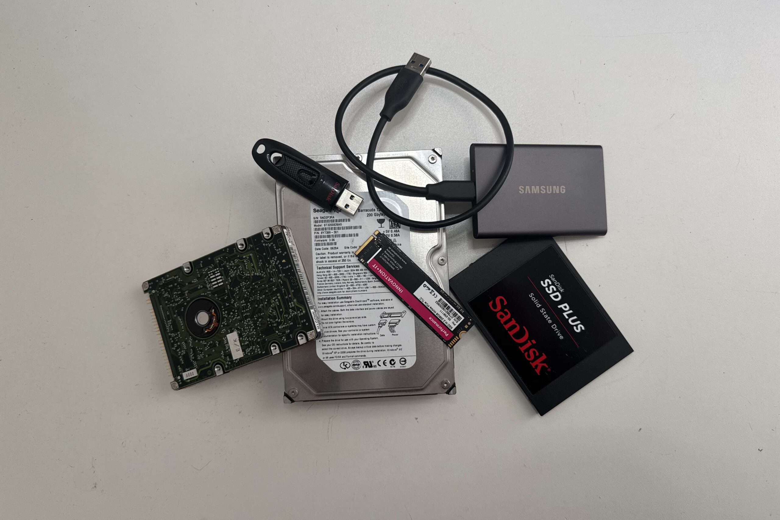 Datenträger für Datenrettung mit 3,5-Zoll-Festplatte, 2,5-Zoll-Festplatte, externer SSD, SATA-SSD, M.2-SSD und USB-Stick bei Landshut