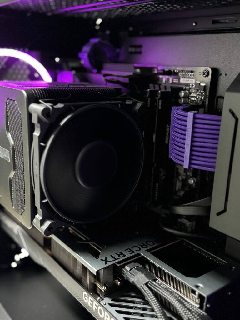 Innenansicht eines Gaming-PCs mit GeForce RTX Grafikkarte im Computerladen bei Landshut