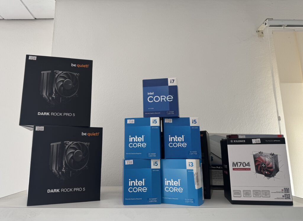 Intel Core Prozessoren und CPU-Kühler im Computerladen bei Landshut