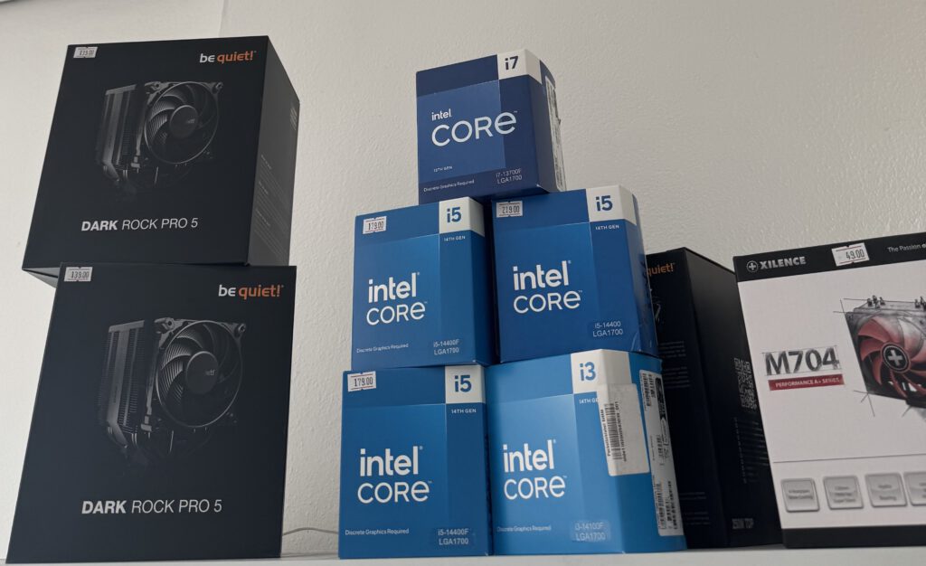 Nahaufnahme von Intel Core Prozessoren und PC-Kühlern im Fachgeschäft bei Landshut