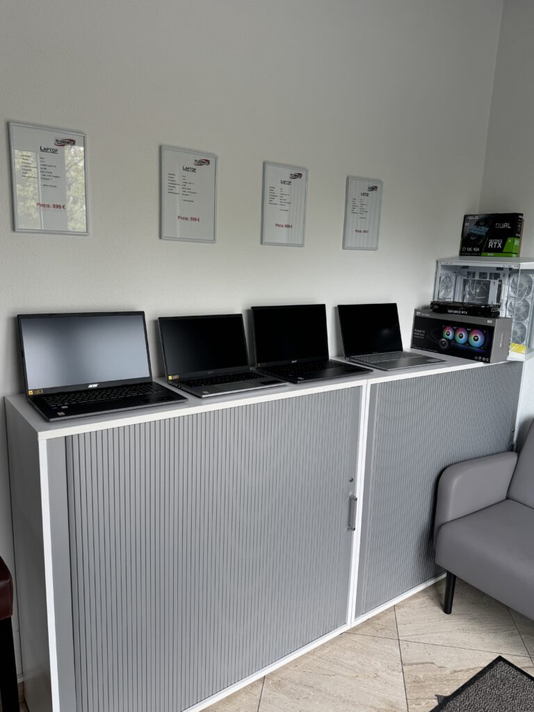 Laptop-Ausstellung mit Gaming-PC-Hardware im Computerladen bei Landshut