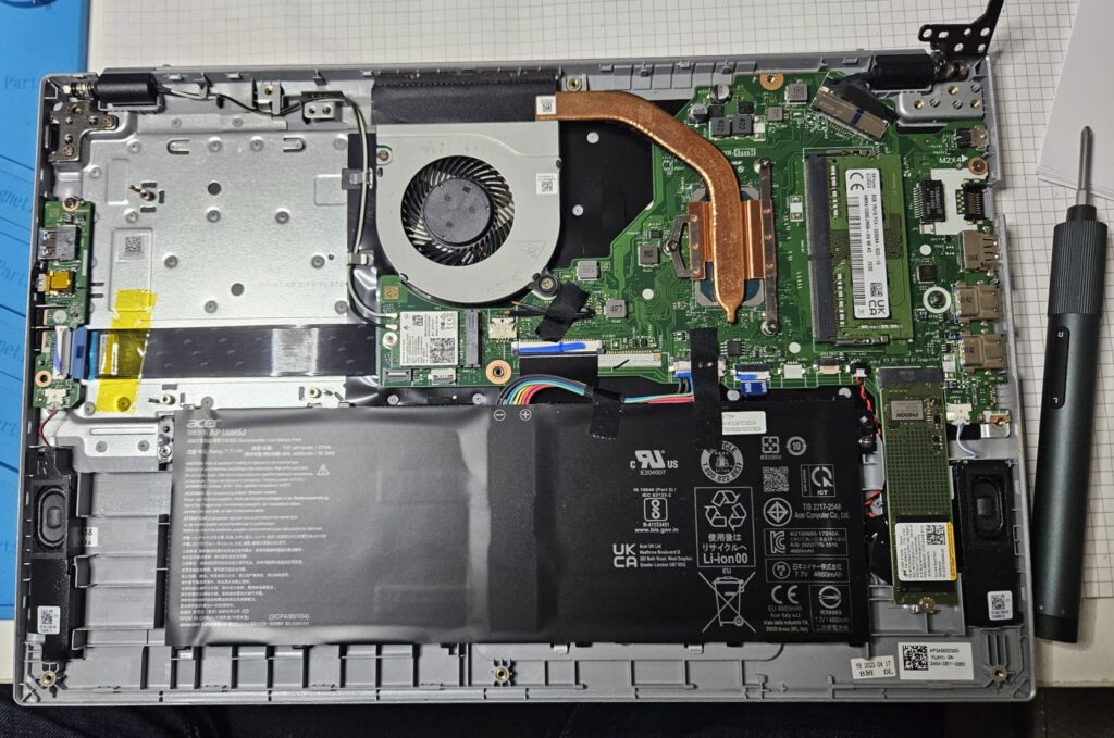 Geöffneter Laptop bei der Reparatur mit sichtbarem Akku, Lüfter und Mainboard im Raum Landshut