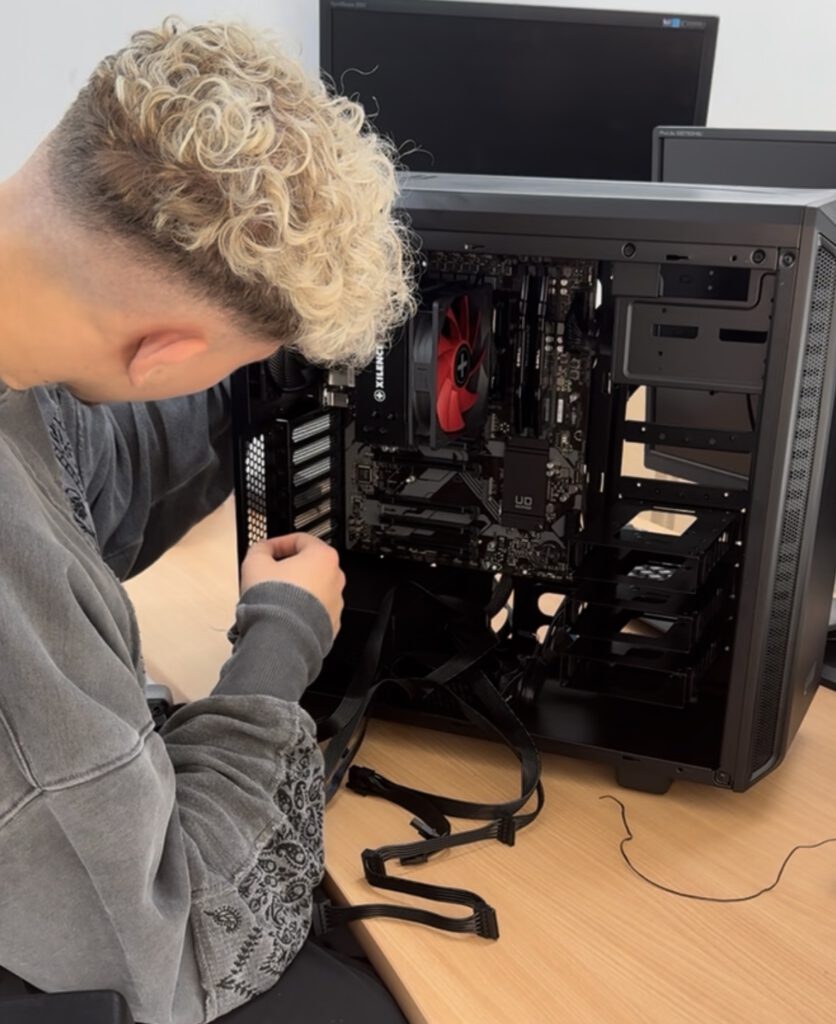 Techniker bei der Montage eines PCs im Computerladen bei Landshut