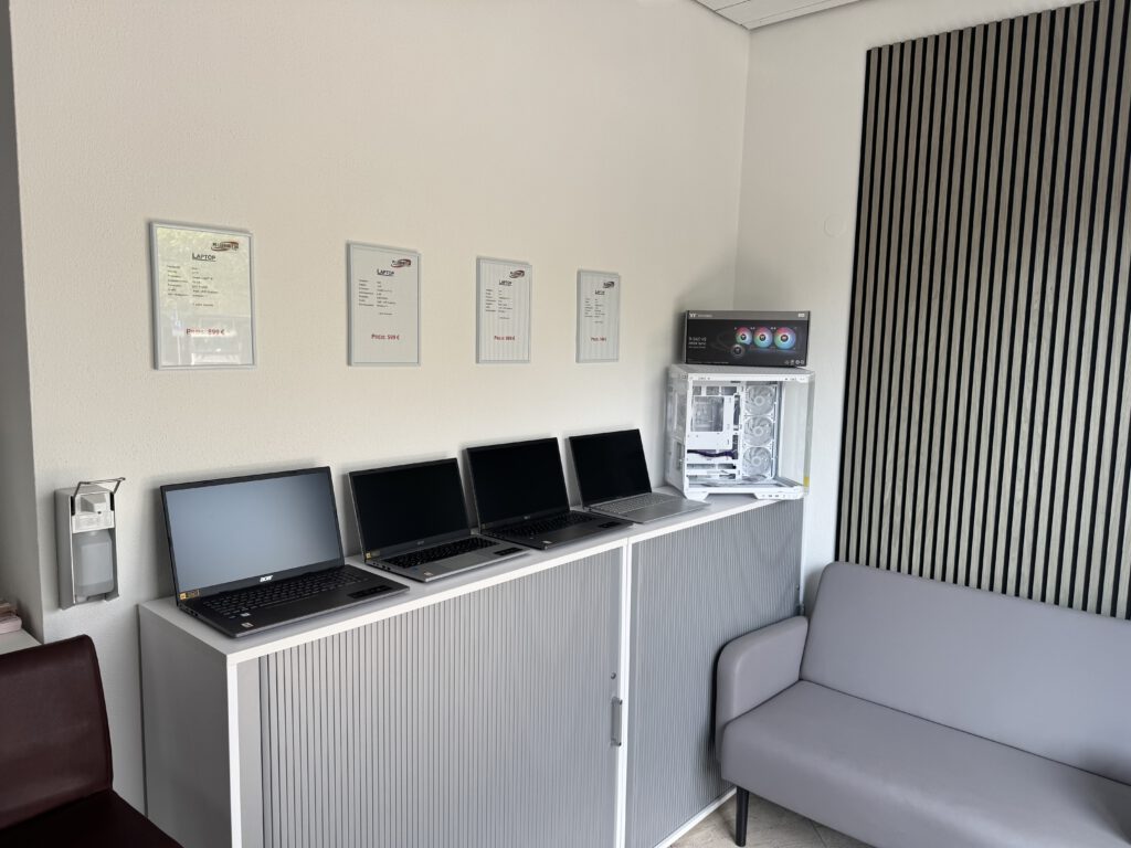 Verkaufsraum mit Laptops und PC-Komponenten im Computerfachgeschäft bei Landshut