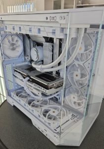 Weißer Custom Gaming-PC mit Wasserkühlung und GeForce RTX Grafikkarte im Raum Landshut
