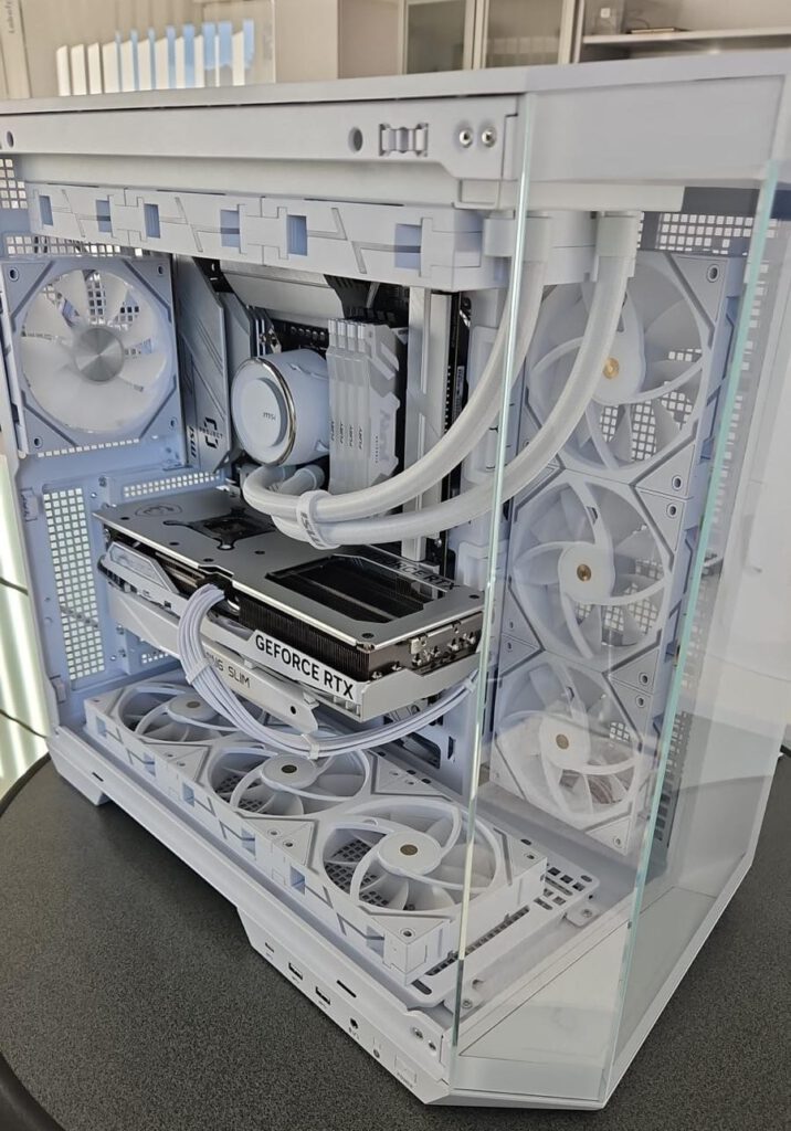 Weißer Custom Gaming-PC mit Wasserkühlung und GeForce RTX Grafikkarte im Raum Landshut